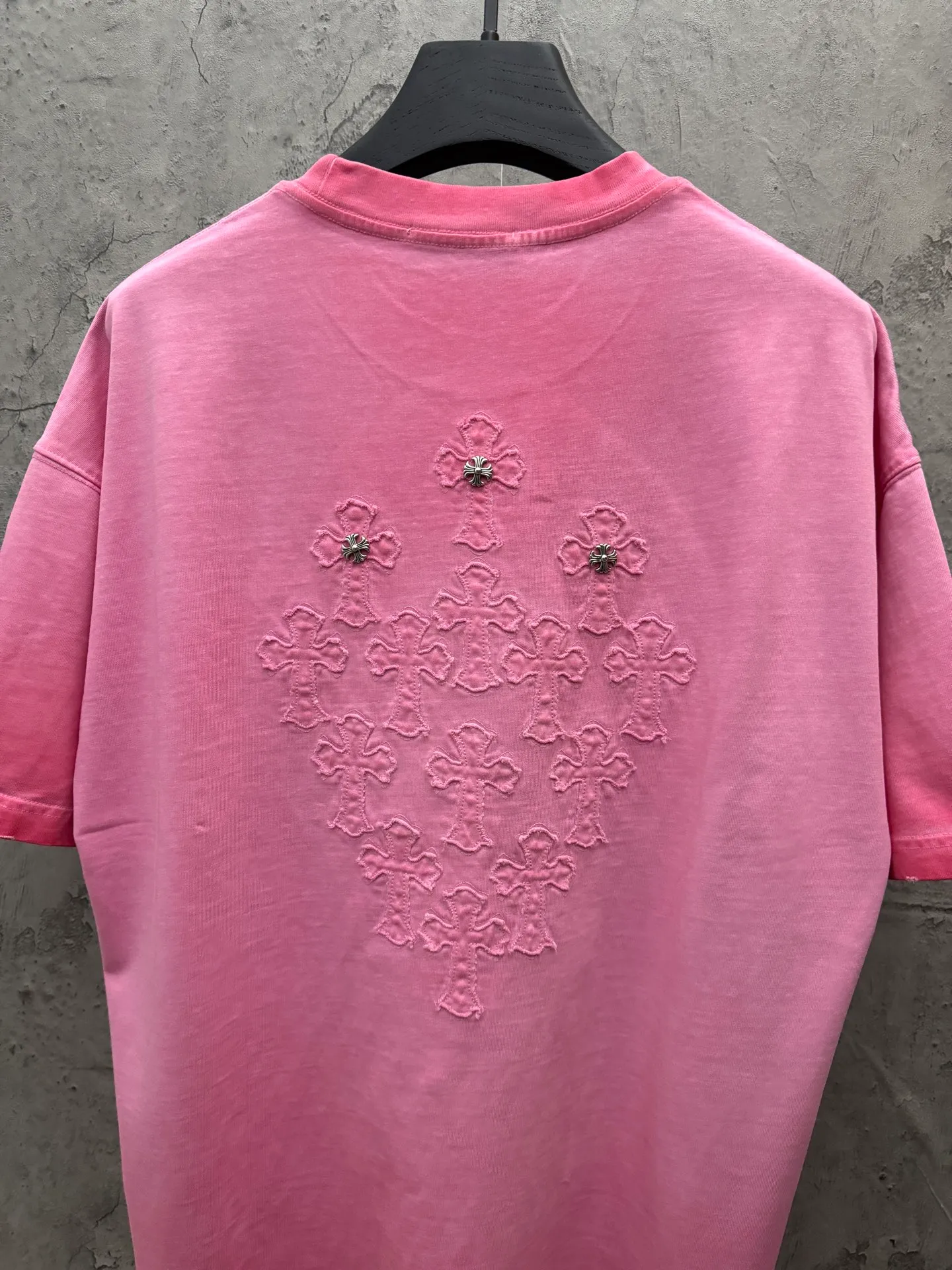 P200 top version, real shot without P, ​​different from market currency) 𝗖𝗵𝗿𝗼𝗺𝗲 𝗛𝗲𝗮𝗿𝘁𝘀/Croxin 2026 spring new original single counter American laser burnt patch embroidered couple short sleeves 👑The highest version! Customized fabric 330g, washed and fried. Best-selling model at the counter. Very comfortable to wear. Accessories: Original molded and authenticated collar label➕100% silk wash label. Genuine purchase-grade original hangtag➕matching hanging rope➕3D hanging beads➕original packaging bag. Craftsmanship: The original version has consistent wiring! The highest version of the armhole matching technique! Color: Khaki Black Rose Red Light Blue Purple Size: S M L XL Style Number: 26-2002